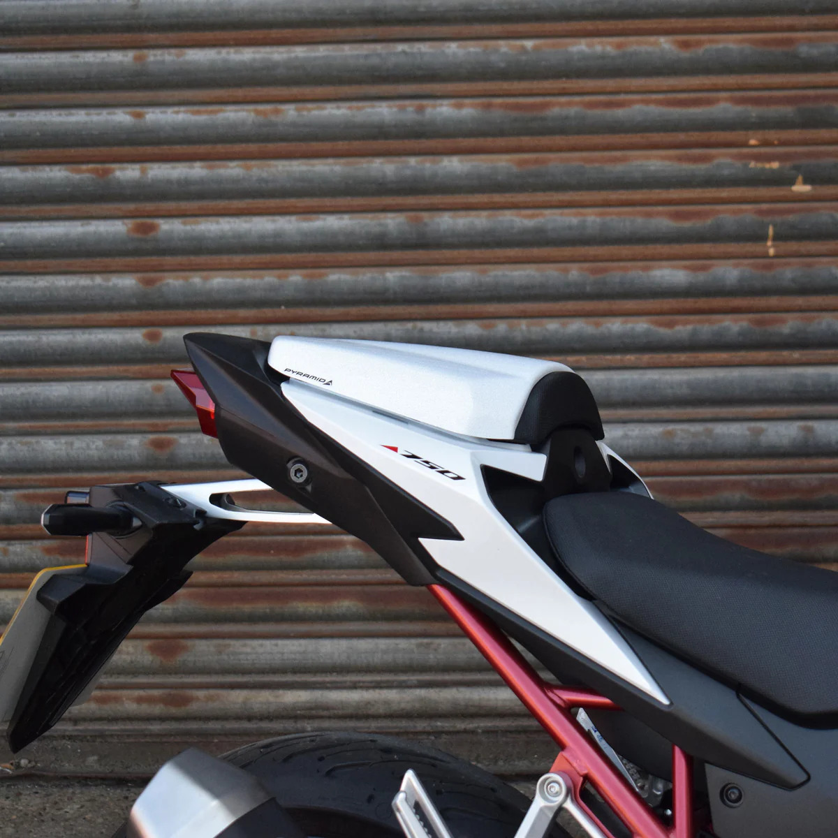 Honda CB 750 Hornet 25 kryt sedla 11573CM