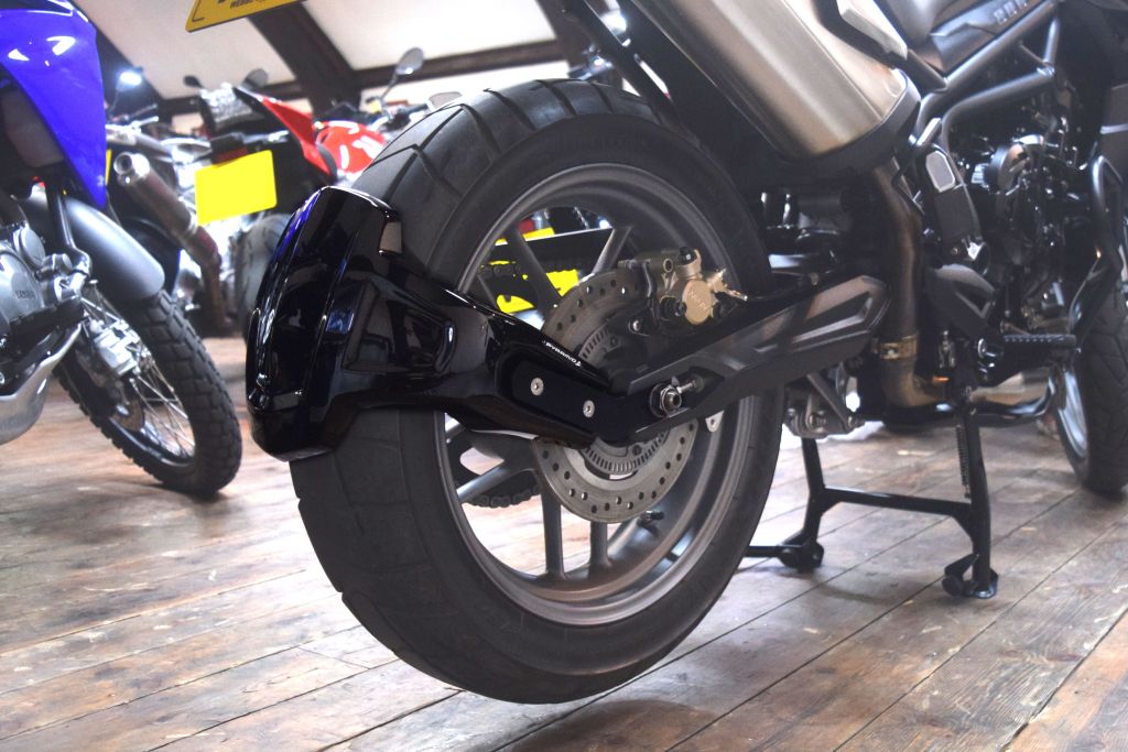 Triumph Tiger 800 13-/850 21/900 20- blatníček 085602B