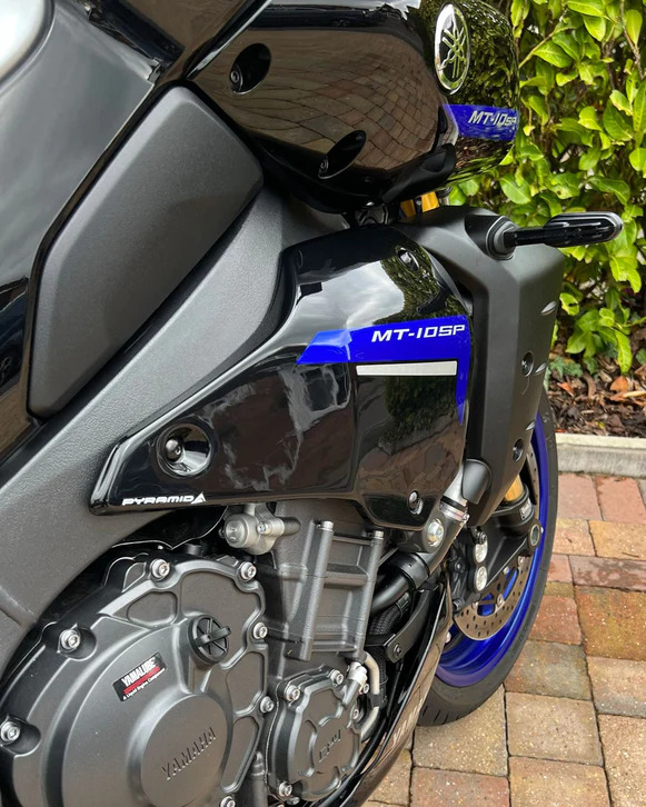 Yamaha MT-10 2022- boční panely nad motor 22195P