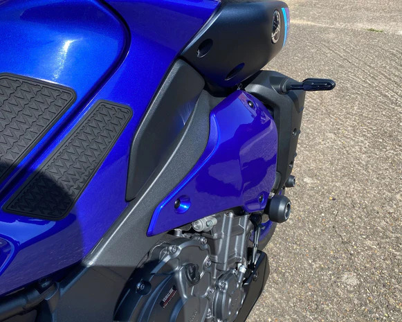 Yamaha MT-10 2022- boční panely nad motor 22195PY