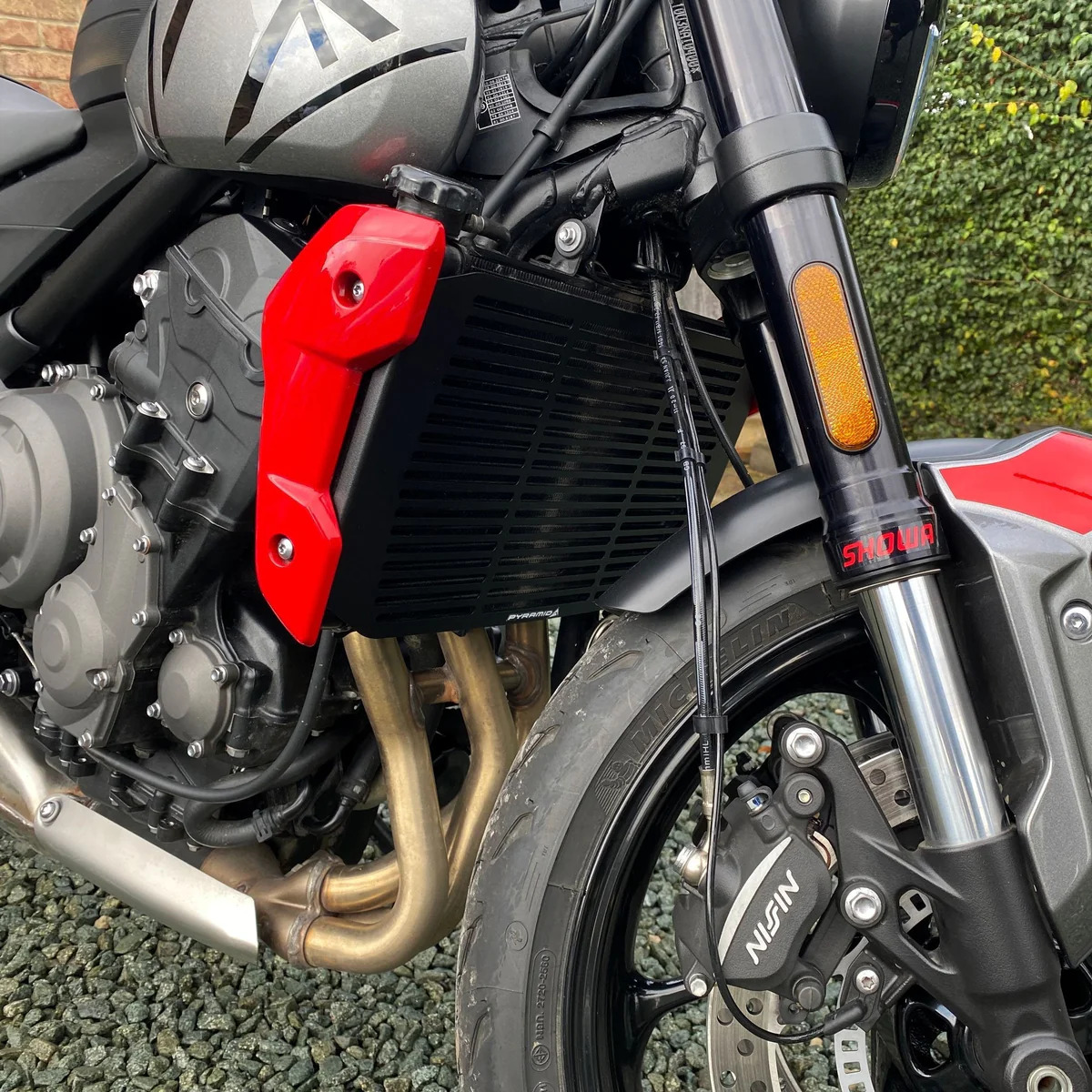 Triumph Trident 660 21- mřížka chladiče  526600M
