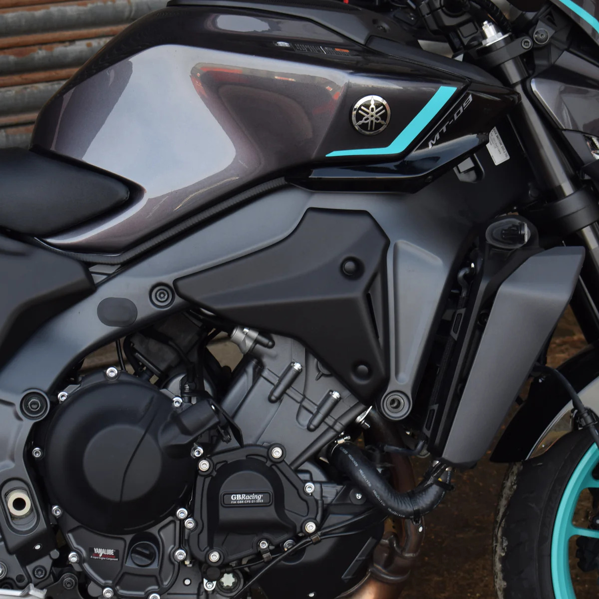 Yamaha MT-09 21- boční výpln nad motor 22152M
