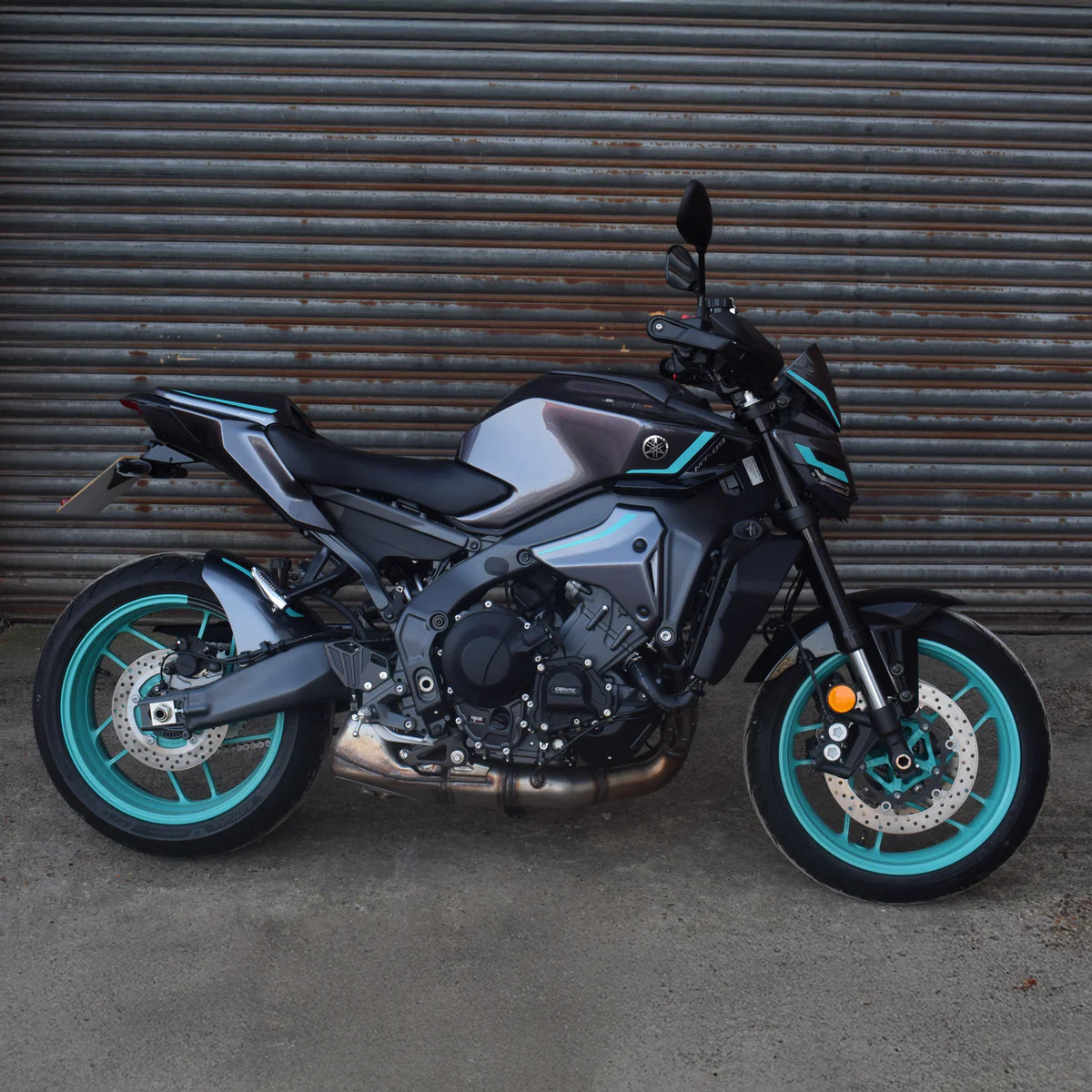 Yamaha MT-09 21- boční výpln nad motor 22152PG