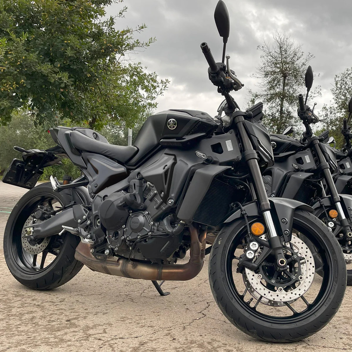 Yamaha MT-09 21- boční výpln nad motor  22152F