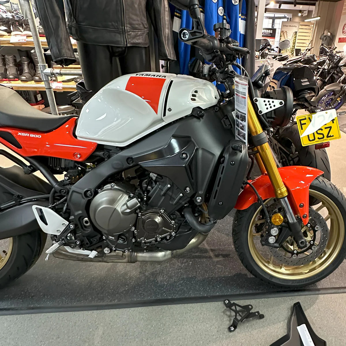 Yamaha XSR 900 22- boční výpln nad motor 22152M