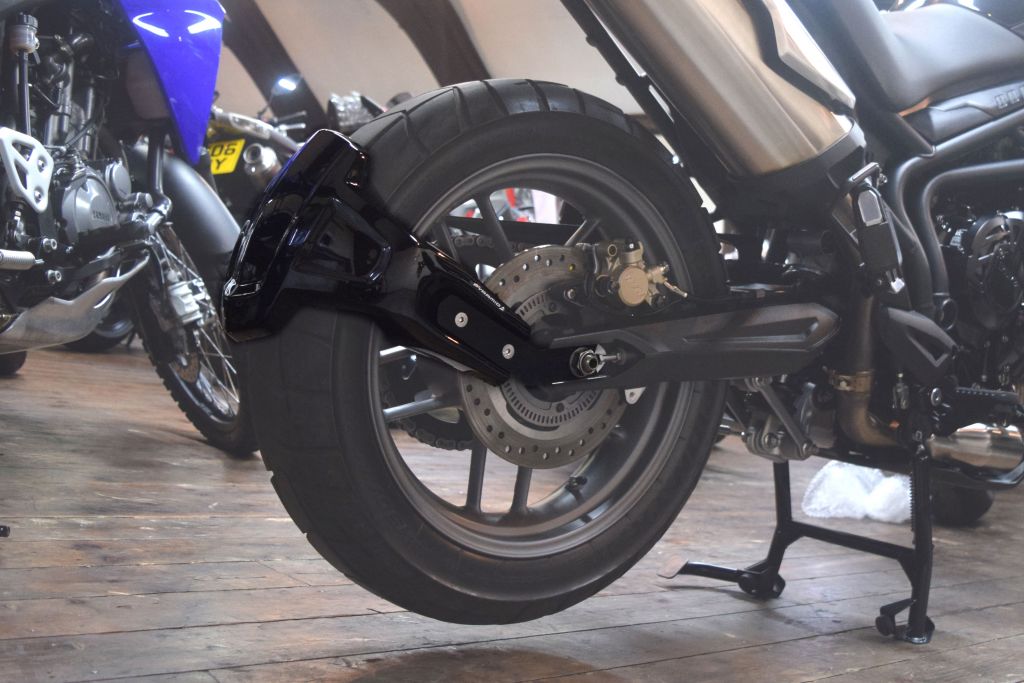 Triumph Tiger 800 13-/850 21/900 20- blatníček 085602B