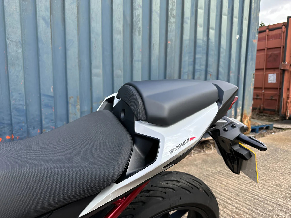 Honda CB 750 Hornet 23- kryt sedla 11573M