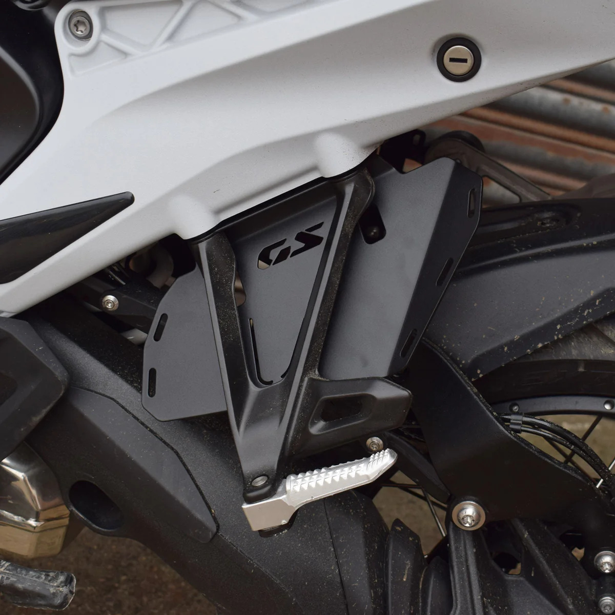 BMW R1300GS 24- výplň pod zadní supačky 24425M