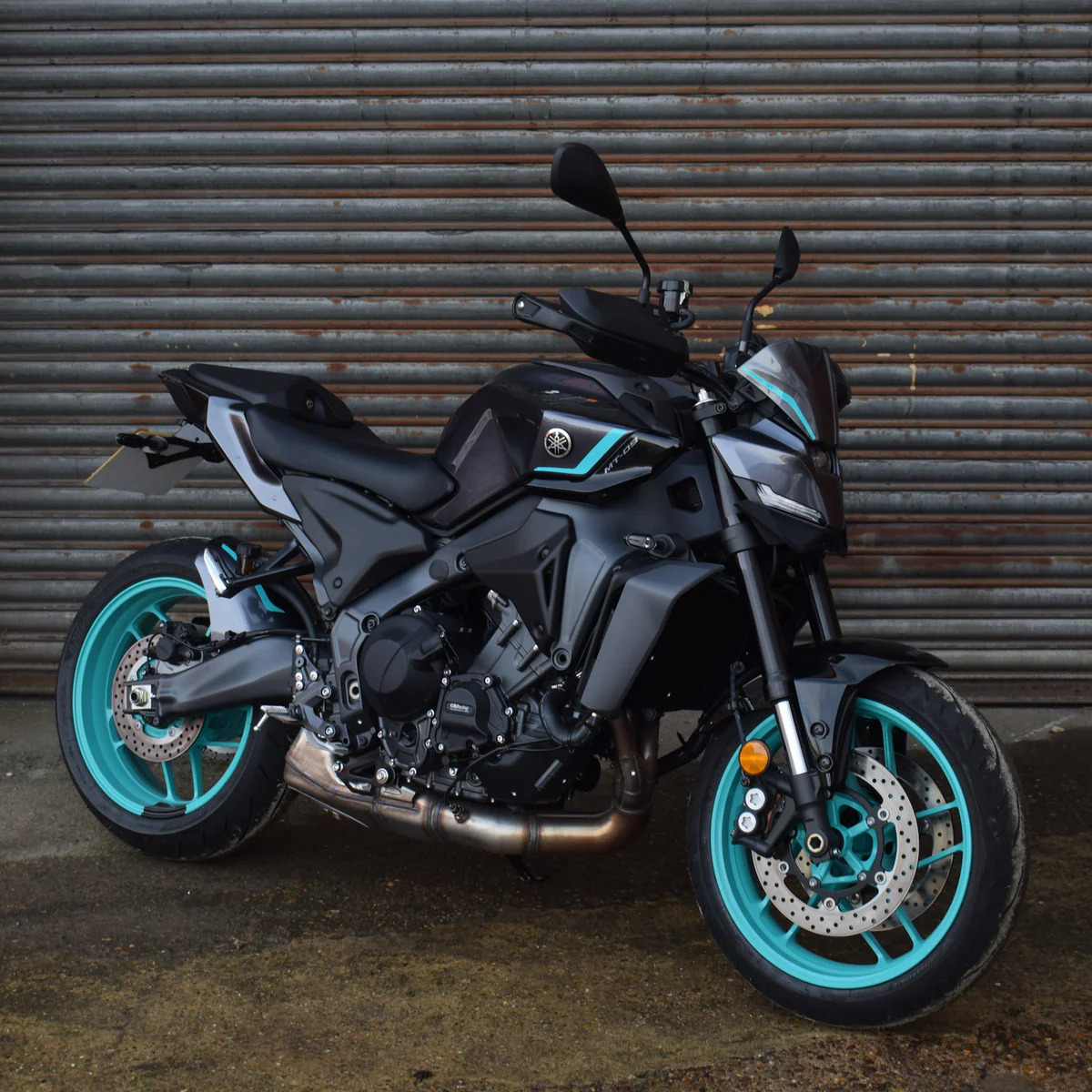 Yamaha MT-09 21- boční výpln nad motor 22152M