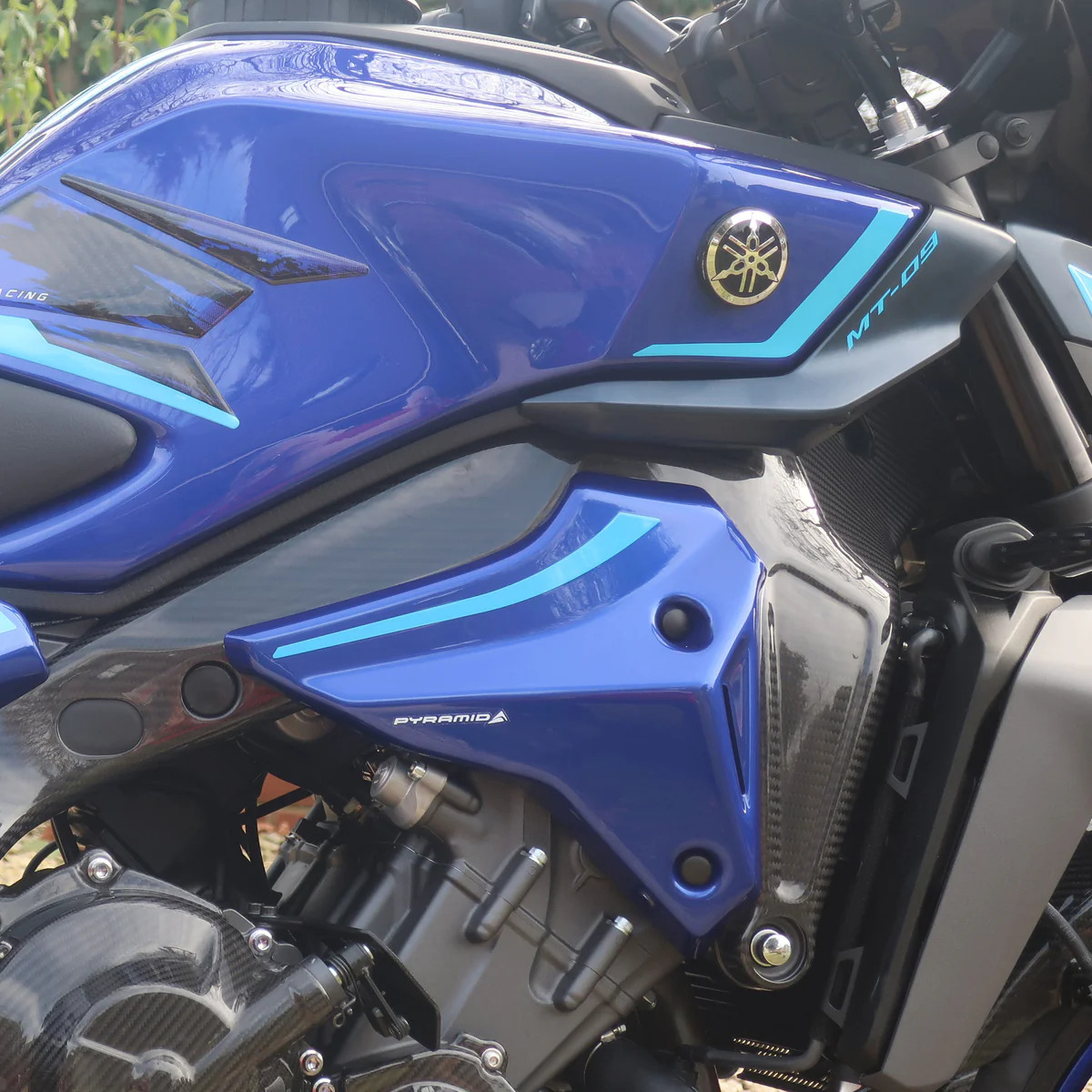 Yamaha MT-09 21- boční výpln nad motor 22152P