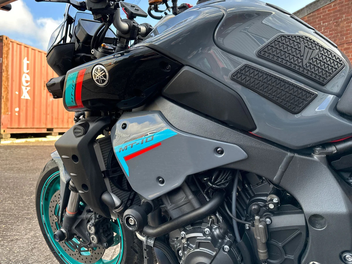 Yamaha MT-10 / SP 2022- boční panely nad motor 22195A