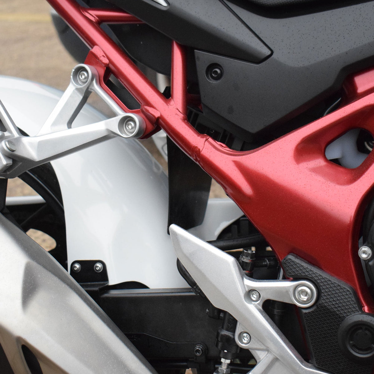 Honda CB 750 Hornet 23- kryt zadního tlumiče 811280