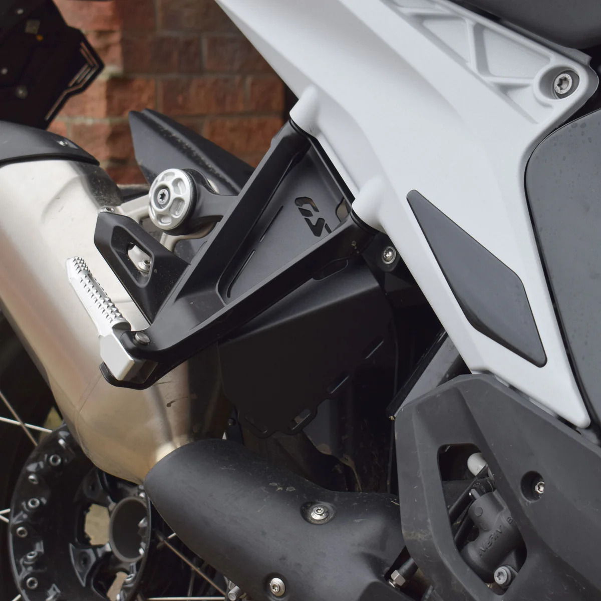BMW R1300GS 24- výplň pod zadní supačky 24425M