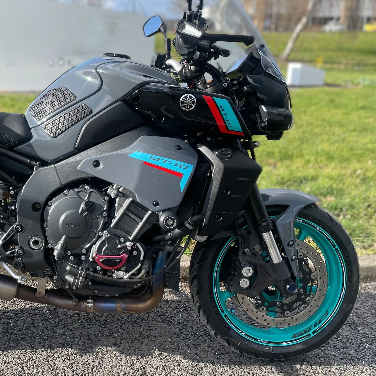 Yamaha MT-10 / SP 2022- boční panely nad motor 22195A