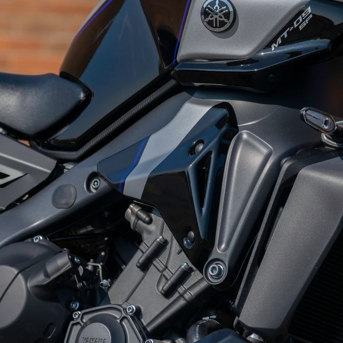 Yamaha MT-09 SP 21-/Tracer 9 GT/GT+ 21- boční výpln nad motor 22152K