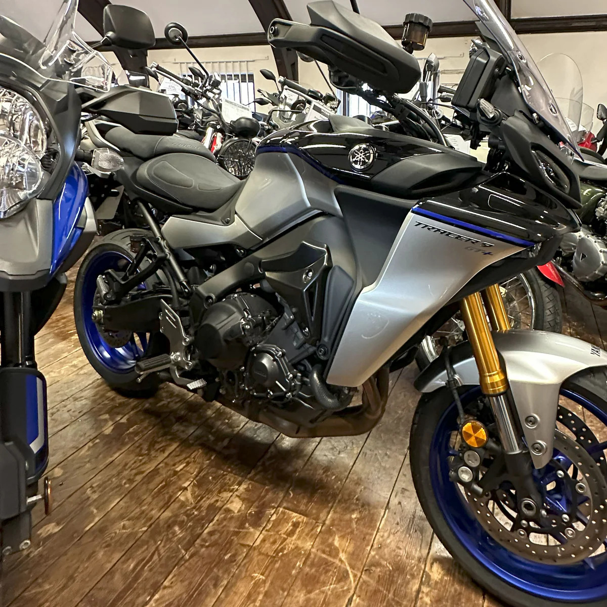 Yamaha MT-09 SP 21-/Tracer 9 GT/GT+ 21- boční výpln nad motor 22152K